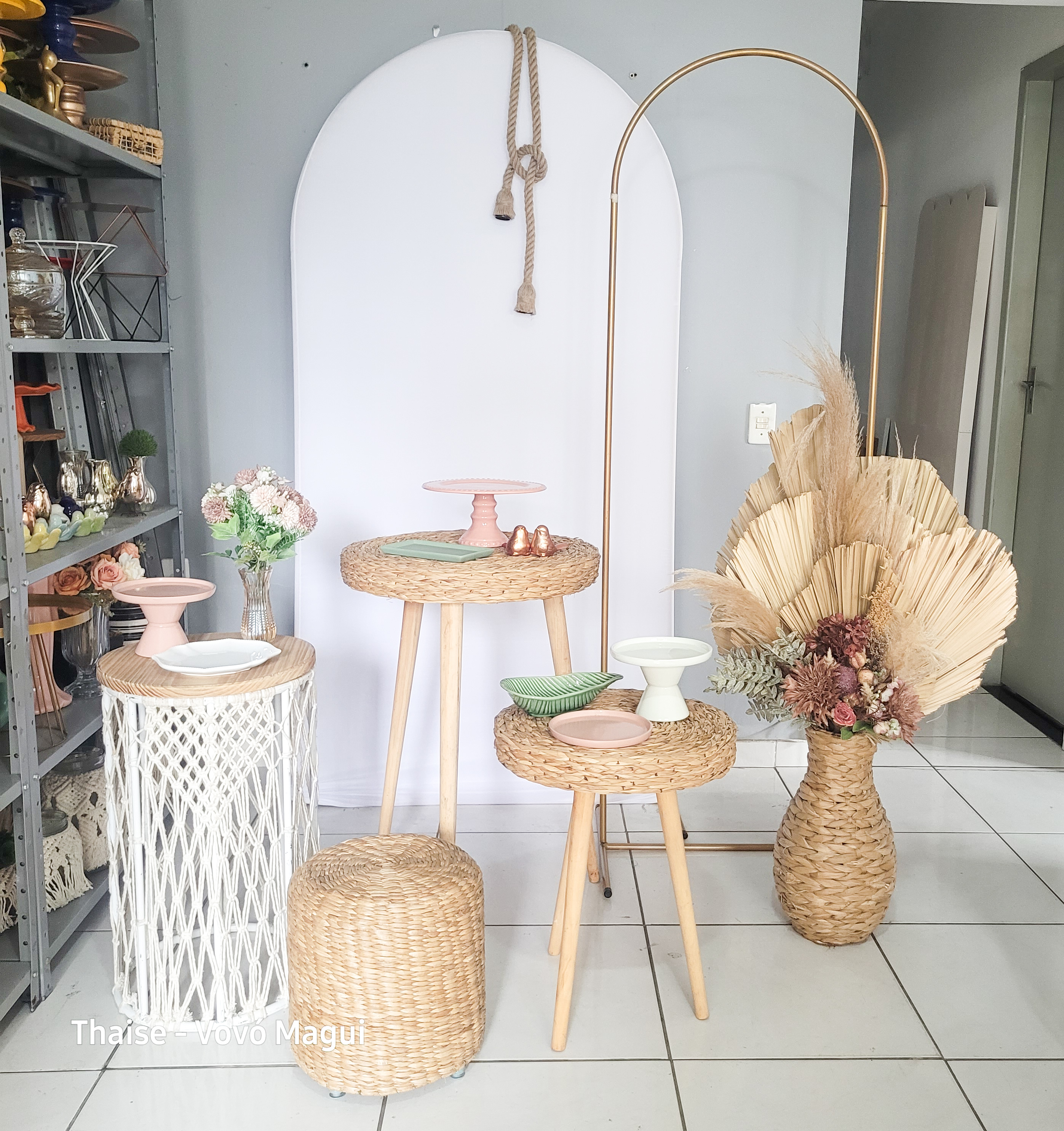 Imagem Branco com Dourado - Mesas com pe palito